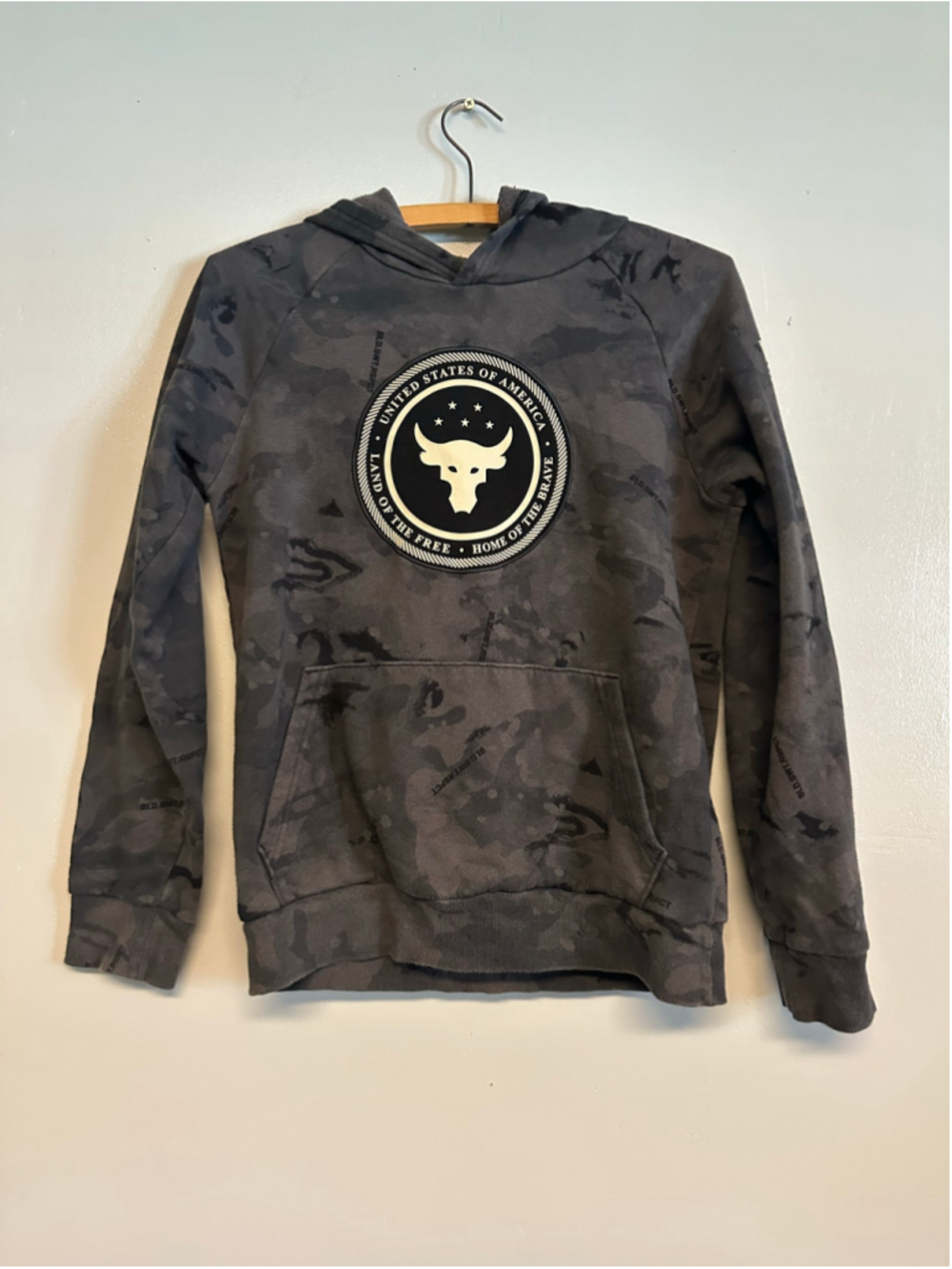 Boys Under Armour Project Rock Hoodie Size Large Grey Black Camo